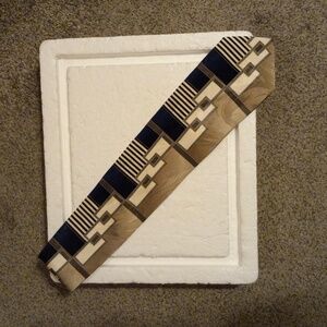 😊Ottimo uomo 100% silk blue and cream colored mens neck  tie. Very nice design